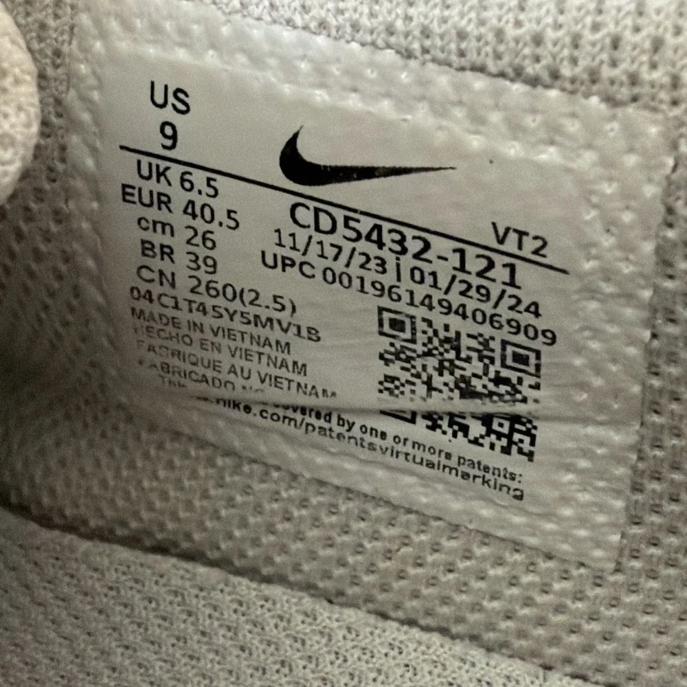 Nike Air Max Excee Sneakers Womens Size‎ 9 White Casual Shoes CD5432-121 Gym Fit